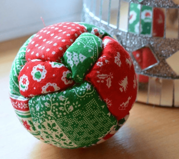 no-sew fabric Christmas ornament